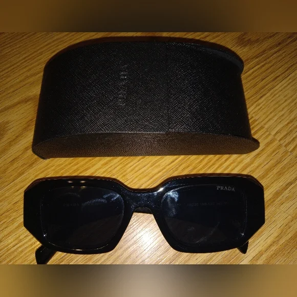 Prada | Accessories | Authentic Classic Black Prada  display picture 1